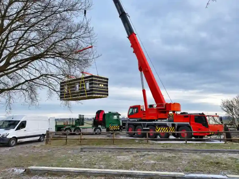 Kraan plaatst een CLT-module