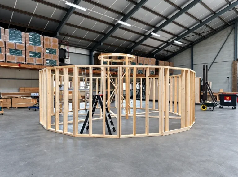 Houten frame van de yoga-yurt in de hal