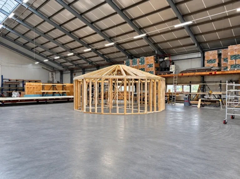 Wijd aanzicht van het houten yurtframe