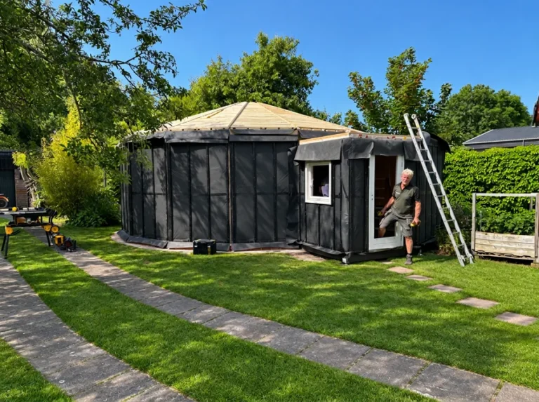 Yoga-yurt tijdens de bouw met zwart membraan
