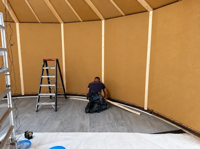 Interieur van de yoga-yurt tijdens de bouw