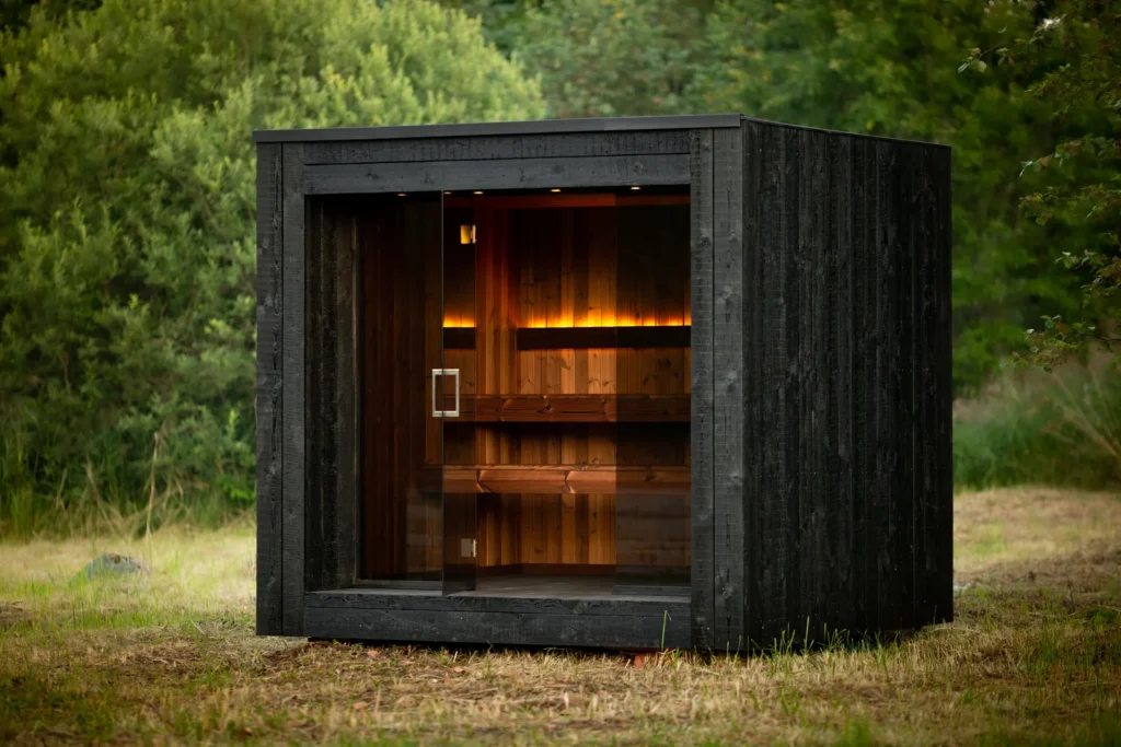 CUBIC buitensauna van SaunaLAB met glazen front